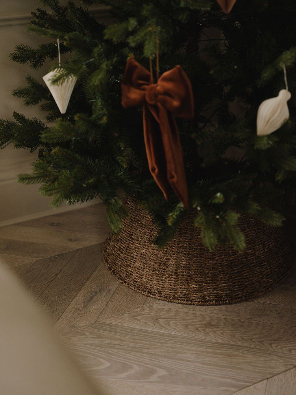 Scalloped Sea Grass Tree Skirt